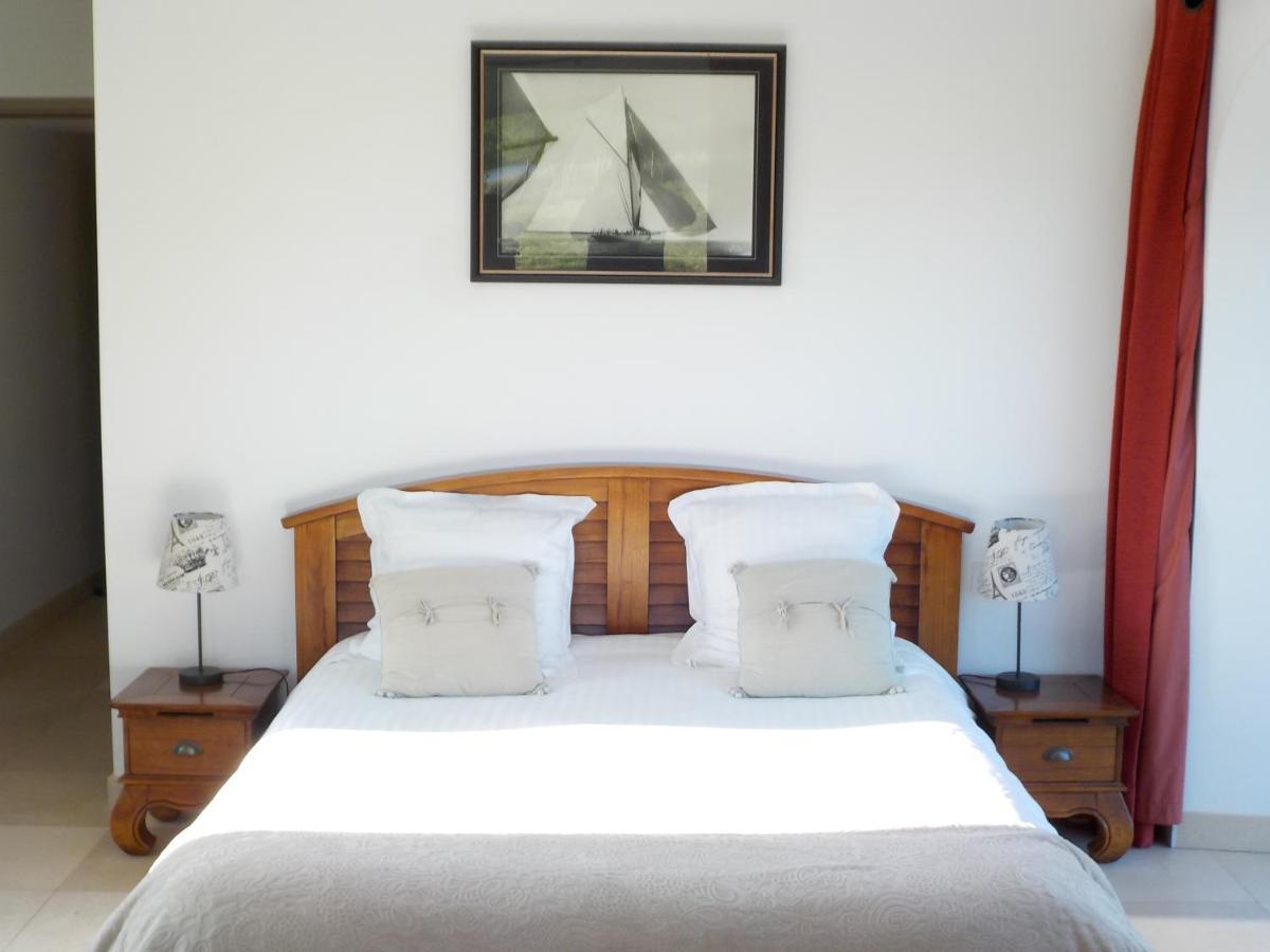 Bed and Breakfast Domaine De Kerbillec Theix Exterior foto
