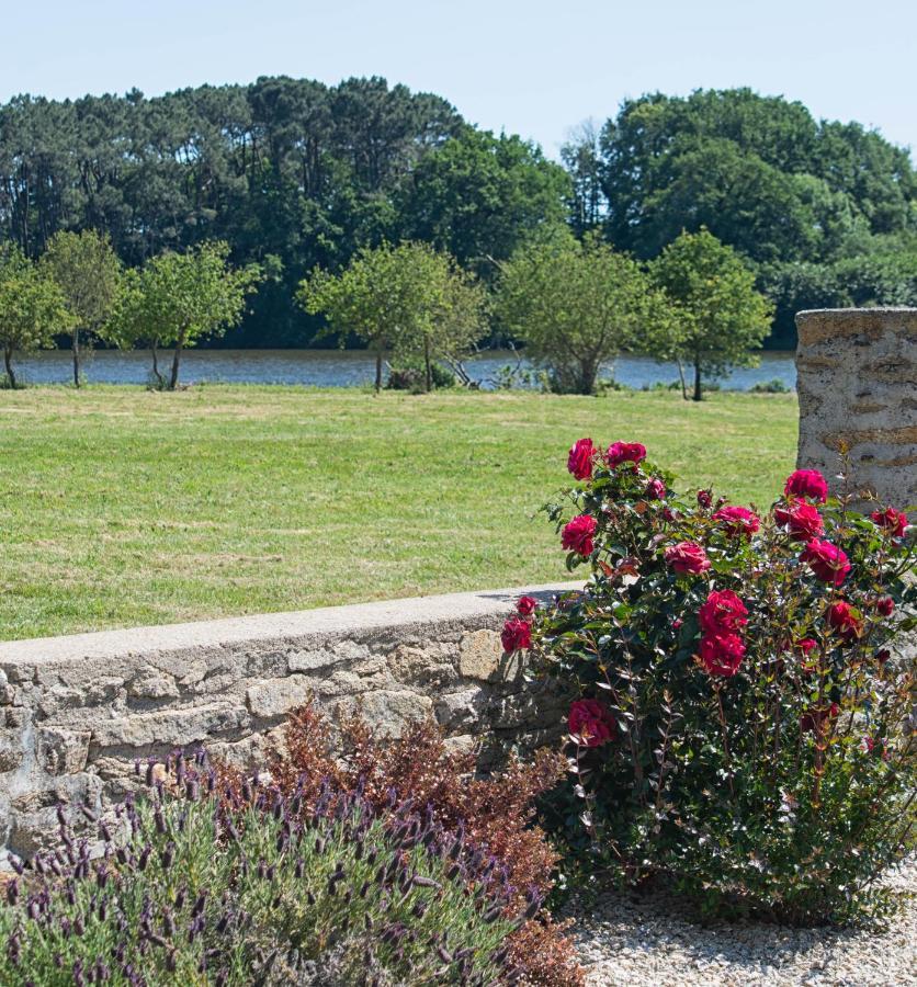 Bed and Breakfast Domaine De Kerbillec Theix Exterior foto